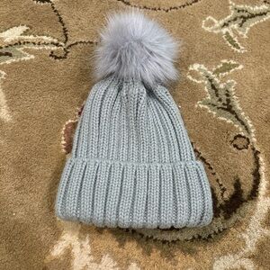 Stylish Gray Knit Beanie with Pom-Pom